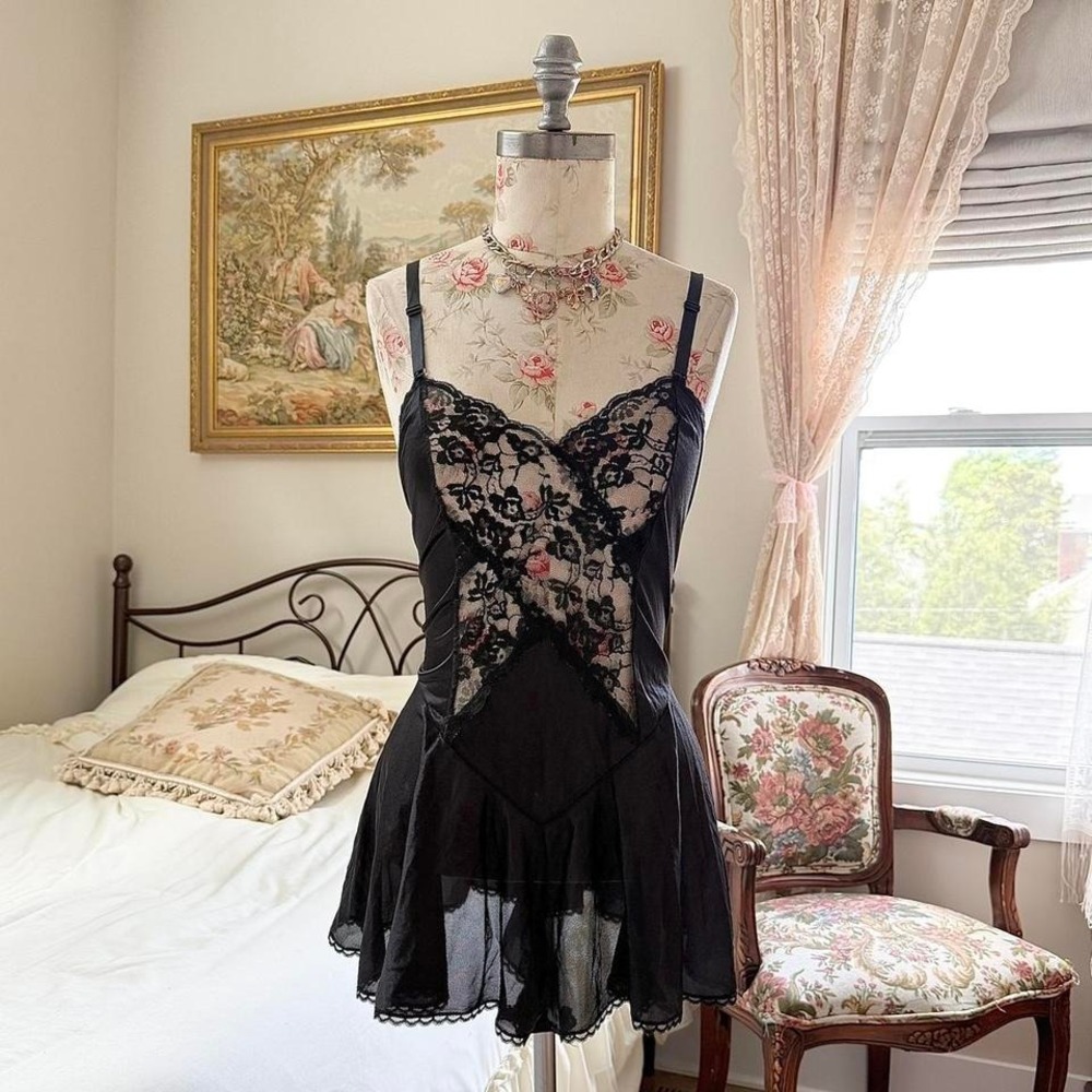 black lace romper

70s union made black lace romper size 38